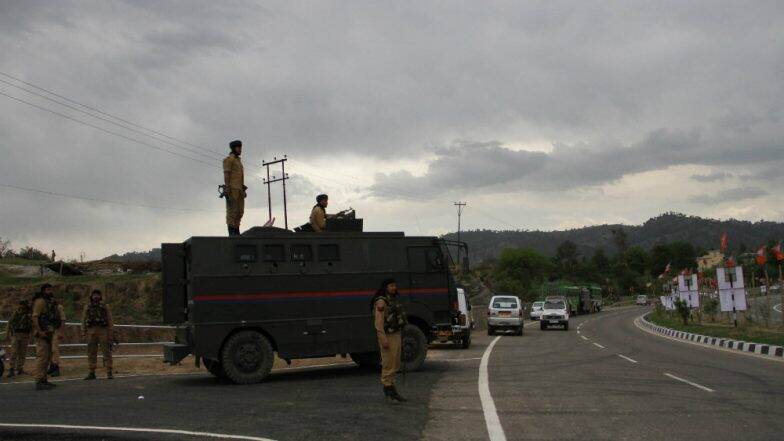 जम्मू-काश्मीर: अनंतनाग येथे दहशतवादी हल्ला; CRPF चे 5 जवान शहीद, एक दहशतवादी ठार जम्मू-काश्मीर: अनंतनाग येथे दहशतवादी हल्ला; CRPF चे 5 जवान शहीद, एक दहशतवादी ठार