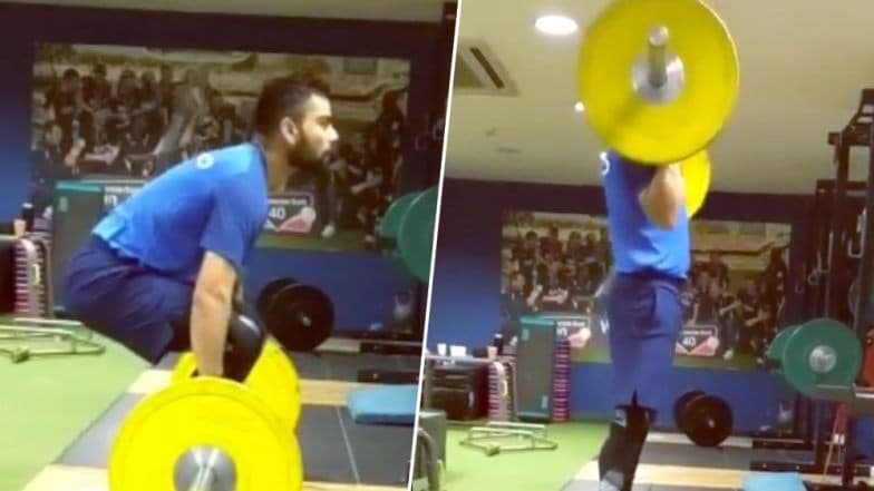 IND vs PAK, World Cup 2019: पाकिस्तान मॅच आधी विराट कोहली करतोय ही हटके Exercise, (Watch Video) IND vs PAK, World Cup 2019: पाकिस्तान मॅच आधी विराट कोहली करतोय ही हटके Exercise, (Watch Video)