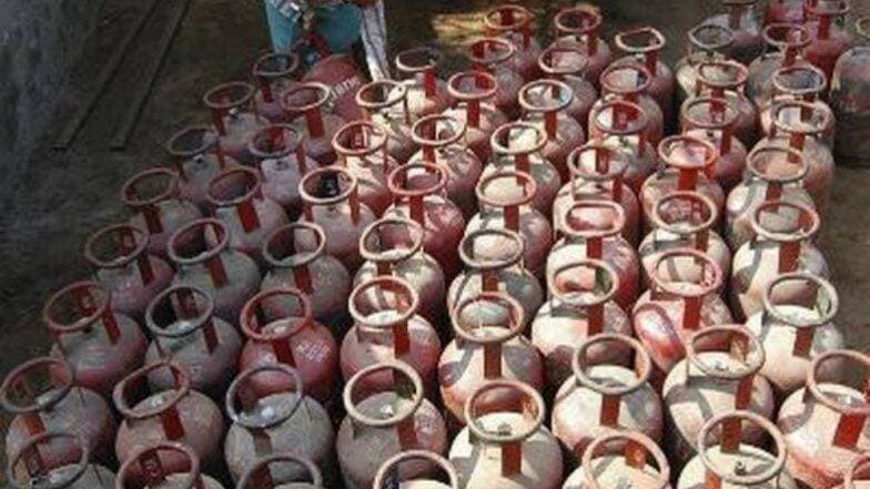 खुशखबर! मोदी सरकारची जनतेला मोठी भेट; घरगुती LPG गॅस सिलेंडर ची किंमत झाली कमी, जाणून घ्या नवे दर खुशखबर! मोदी सरकारची जनतेला मोठी भेट; घरगुती LPG गॅस सिलेंडर ची किंमत झाली कमी, जाणून घ्या नवे दर