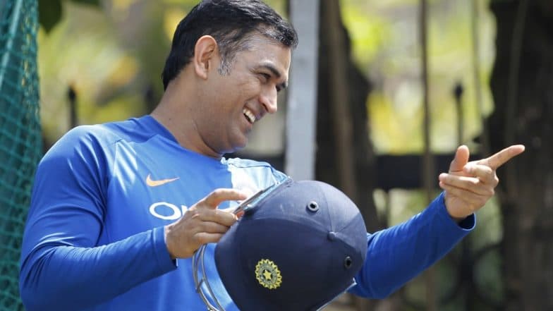 ICC World Cup 2019: भारत-न्यूझीलंड सामना पाण्याखाली, तरीही धोनी ने आपल्या कृत्याने जिंकली चाहत्यांची मन (Video) ICC World Cup 2019: भारत-न्यूझीलंड सामना पाण्याखाली, तरीही धोनी ने आपल्या कृत्याने जिंकली चाहत्यांची मन (Video)