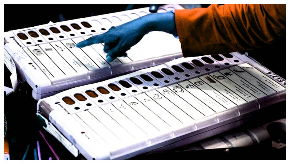 Maharashtra Legislative Assembly Election 2019: राज्यात 15 ते 20 ऑक्टोबर दरम्यान विधानसभा निवडणूक; महसूलमंत्री चंद्रकांत पाटील यांनी वर्तवली शक्यता Maharashtra Legislative Assembly Election 2019: राज्यात 15 ते 20 ऑक्टोबर दरम्यान विधानसभा निवडणूक; महसूलमंत्री चंद्रकांत पाटील यांनी वर्तवली शक्यता