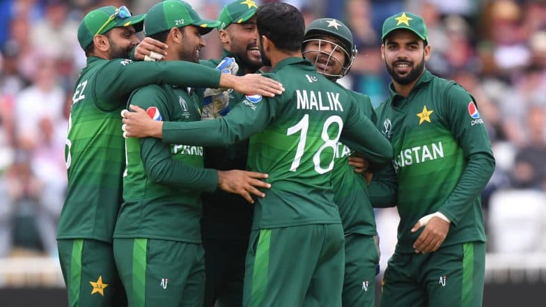 ICC World Cup 2019: भारताकडून पराभवानंतर पाकिस्तानी चाहत्याकडून संघावर बंदीची मागणी, कोर्टात याचिका दाखल ICC World Cup 2019: भारताकडून पराभवानंतर पाकिस्तानी चाहत्याकडून संघावर बंदीची मागणी, कोर्टात याचिका दाखल