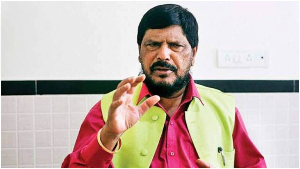 रामदास आठवले यांची विनोदी कविता ऐकून पंतप्रधान नरेंद्र मोदी यांच्यासह राहुल गांधी, सोनिया गांधी खळखळून हसले रामदास आठवले यांची विनोदी कविता ऐकून पंतप्रधान नरेंद्र मोदी यांच्यासह राहुल गांधी, सोनिया गांधी खळखळून हसले