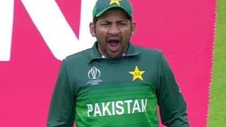 IND vs PAK, ICC World Cup 2019: सामन्यादरम्यान पाकिस्तानचा कर्णधार सर्फराज अहमद झाला बोअर, जांभया देतानाचे फोटो व्हायरल IND vs PAK, ICC World Cup 2019: सामन्यादरम्यान पाकिस्तानचा कर्णधार सर्फराज अहमद झाला बोअर, जांभया देतानाचे फोटो व्हायरल