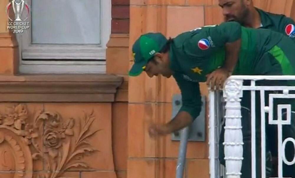 ICC World Cup 2019: Lords च्या बालकनीत लटकला पाकिस्तानी कर्णधार सर्फराज अहमद, मिम्स बघून व्हाल लोटपोट ICC World Cup 2019: Lords च्या बालकनीत लटकला पाकिस्तानी कर्णधार सर्फराज अहमद, मिम्स बघून व्हाल लोटपोट
