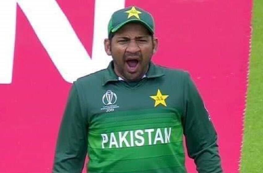 IND vs PAK, ICC World Cup 2019: सामन्यादरम्यान पाकिस्तानचा कर्णधार सर्फराज अहमद झाला बोअर, जांभया देतानाचे फोटो व्हायरल IND vs PAK, ICC World Cup 2019: सामन्यादरम्यान पाकिस्तानचा कर्णधार सर्फराज अहमद झाला बोअर, जांभया देतानाचे फोटो व्हायरल