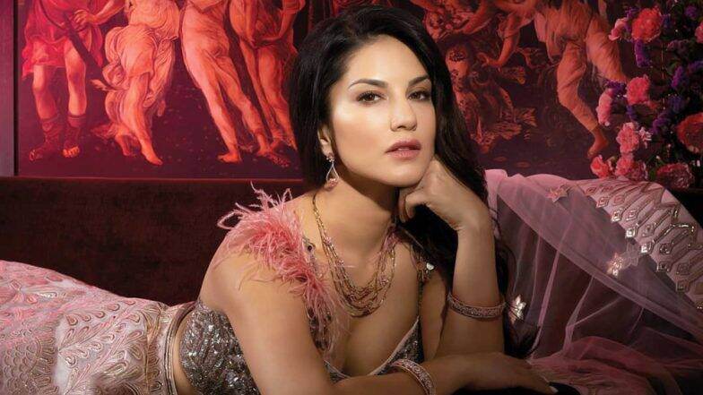 IND vs PAK, ICC World Cup 2019: आपला बोल्ड फोटो शेअर करत Sunny Leone ने केले पावसाला दूर जाण्याचे आवाहन, (Photo) IND vs PAK, ICC World Cup 2019: आपला बोल्ड फोटो शेअर करत Sunny Leone ने केले पावसाला दूर जाण्याचे आवाहन, (Photo)