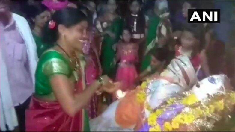 वर्धा: पाऊस पडावा म्हणून लावले बाहुला-बाहुलीचे लग्न; पहा फोटोज वर्धा: पाऊस पडावा म्हणून लावले बाहुला-बाहुलीचे लग्न; पहा फोटोज