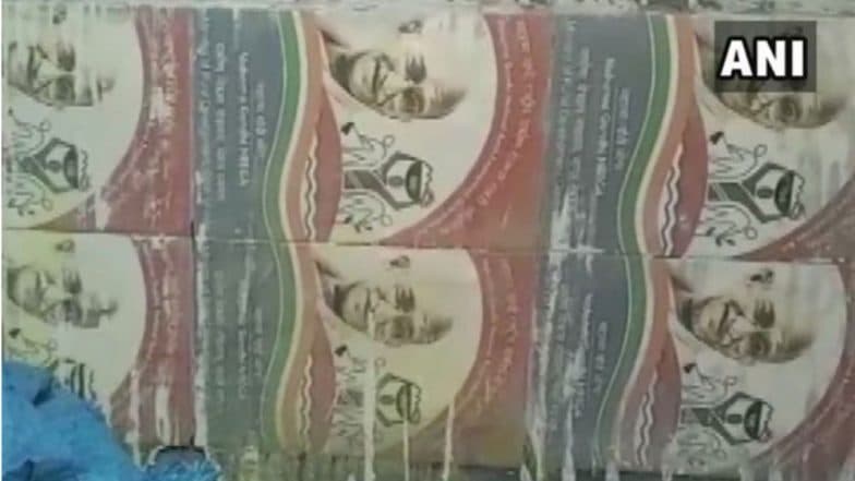 शौचालयात बसवले चक्क अशोकचक्र आणि महात्मा गांधींच्या फोटोंच्या टाईल्स शौचालयात बसवले चक्क अशोकचक्र आणि महात्मा गांधींच्या फोटोंच्या टाईल्स