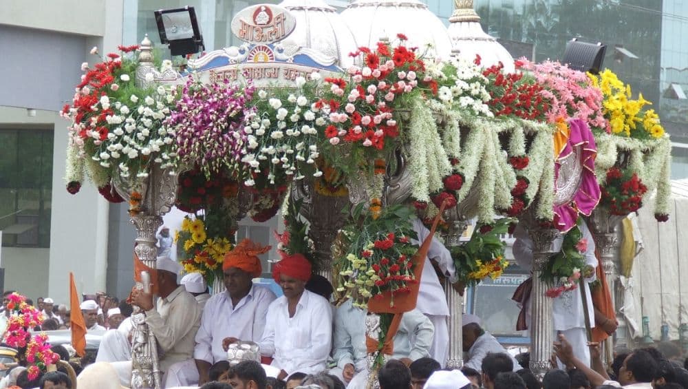 Pandharpur Wari 2019: आषाढी वारी मध्ये माऊलींच्या पालखीचं आज प्रस्थान; कशी आणि कोणी सुरू केली प्रथा? Pandharpur Wari 2019: आषाढी वारी मध्ये माऊलींच्या पालखीचं आज प्रस्थान; कशी आणि कोणी सुरू केली प्रथा?