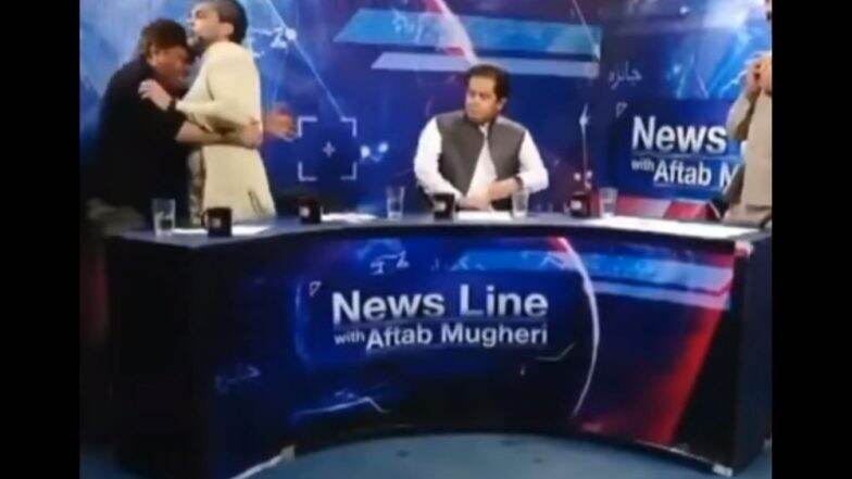 धक्कादायक! Live Show दरम्यान PTI नेत्याची पत्रकाराला जमिनीवर पाडून मारहाण, Video Viral धक्कादायक! Live Show दरम्यान PTI नेत्याची पत्रकाराला जमिनीवर पाडून मारहाण, Video Viral