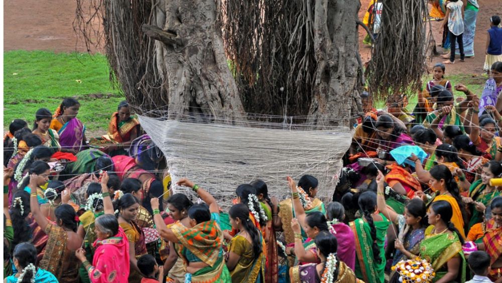 Vat Purnima 2022 Puja Vidhi: वट पौर्णिमेची तारीख आणि शुभ मुहूर्त, महत्व आणि पूजा विधी, जाणून घ्या