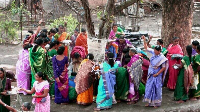 Vat Purnima 2019: वटपौर्णिमा दिवशी विवाहित महिला वडाच्या झाडालाच का दोरा गुंडाळतात? जाणून घ्या कारण Vat Purnima 2019: वटपौर्णिमा दिवशी विवाहित महिला वडाच्या झाडालाच का दोरा गुंडाळतात? जाणून घ्या कारण