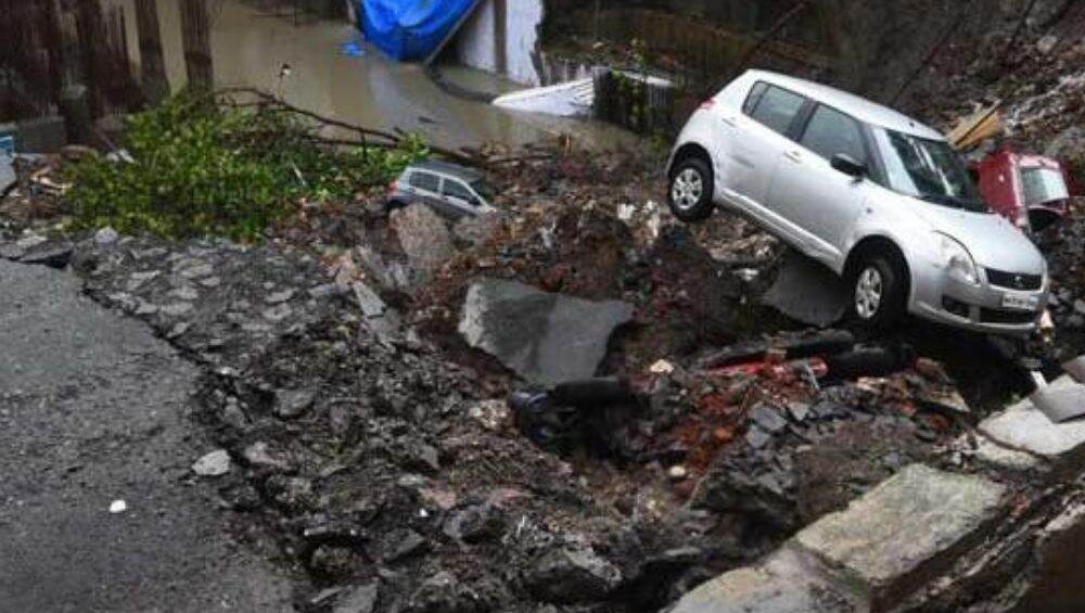 ठाणे येथे रस्ता खचल्याने तीन वाहनांचे नुकसान ठाणे येथे रस्ता खचल्याने तीन वाहनांचे नुकसान
