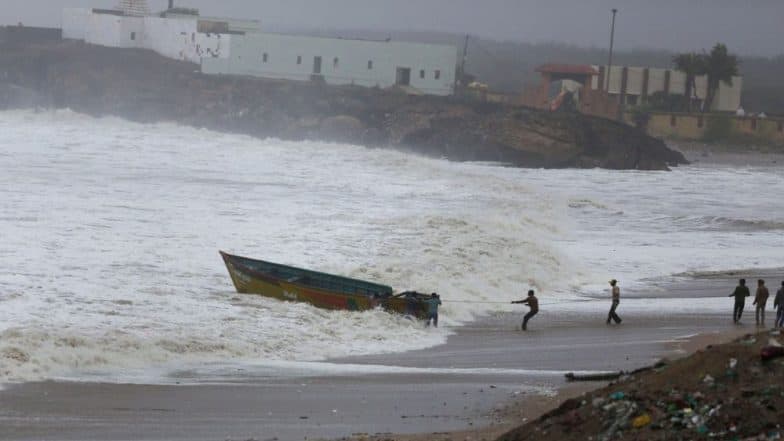 Cyclone Vayu गुजरात मधील कच्छच्या किनारपट्टीवर पुन्हा धडकण्याची शक्यता Cyclone Vayu गुजरात मधील कच्छच्या किनारपट्टीवर पुन्हा धडकण्याची शक्यता