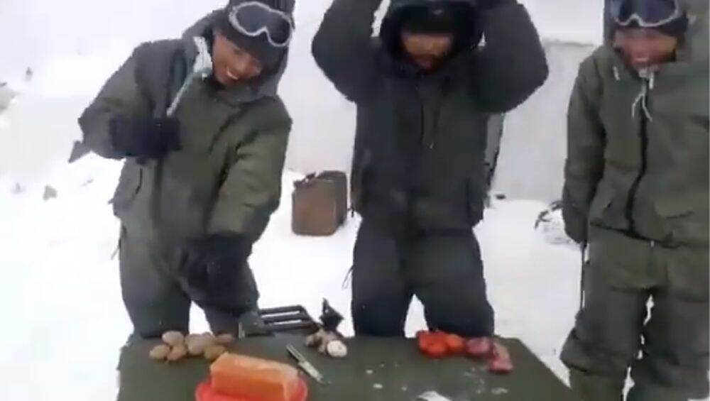 'इथे' अंडं फोडायला लागतो हातोडा, भारतीय सैनिकाने शेअर केला व्हिडीओ (Watch Video) 'इथे' अंडं फोडायला लागतो हातोडा, भारतीय सैनिकाने शेअर केला व्हिडीओ (Watch Video)