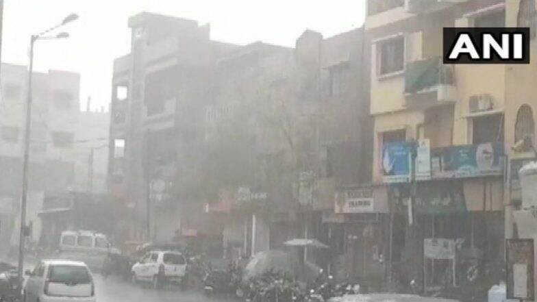 ठाणे: पावसामुळे खडवली व जु गावात इमारतीतात 30 ते 35 जण अडकले, बचावकार्यासाठी हेलिकॉप्टर दाखल ठाणे: पावसामुळे खडवली व जु गावात इमारतीतात 30 ते 35 जण अडकले, बचावकार्यासाठी हेलिकॉप्टर दाखल