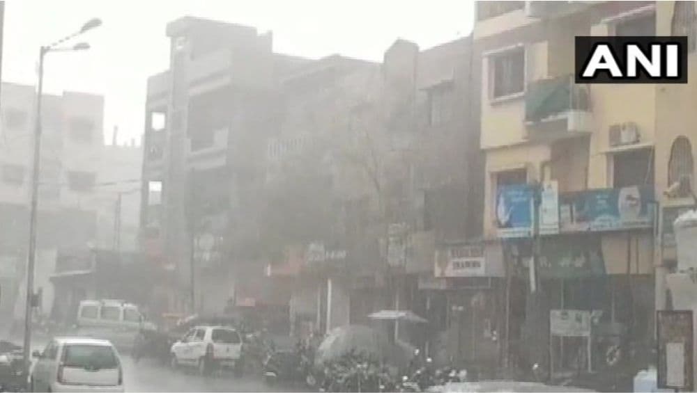 ठाणे: पावसामुळे खडवली व जु गावात इमारतीतात 30 ते 35 जण अडकले, बचावकार्यासाठी हेलिकॉप्टर दाखल ठाणे: पावसामुळे खडवली व जु गावात इमारतीतात 30 ते 35 जण अडकले, बचावकार्यासाठी हेलिकॉप्टर दाखल
