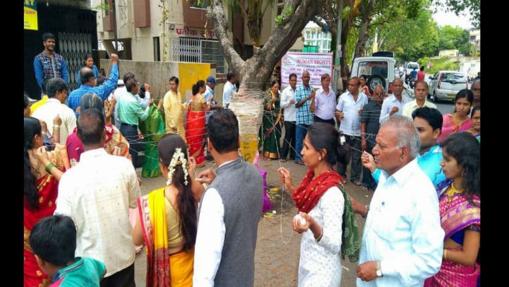 स्त्रियांसोबत पुरुषांनीही वडाला फेऱ्या मारत साजरी केली वटपौर्णिमा; जन्मो जन्मो हीच पत्नी मिळूदे स्त्रियांसोबत पुरुषांनीही वडाला फेऱ्या मारत साजरी केली वटपौर्णिमा; जन्मो जन्मो हीच पत्नी मिळूदे