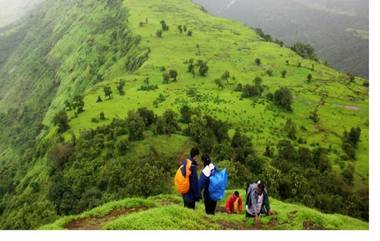 International Picnic Day 2019: यंदाच्या पावसाळयात निसर्गाच्या कुशीत नेणाऱ्या 'या' पाच सोप्प्या ट्रेक ना आवर्जून भेट द्या