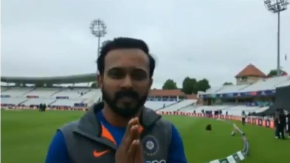 'जा रे जा रे पावसा.. तुझी महाराष्ट्रात जास्त गरज आहे इथे नाही' - केदार जाधव ची IND vs NZ सामन्यापूर्वी वरूणराजाला साद (Viral Video) 'जा रे जा रे पावसा.. तुझी महाराष्ट्रात जास्त गरज आहे इथे नाही' - केदार जाधव ची IND vs NZ सामन्यापूर्वी वरूणराजाला साद (Viral Video)
