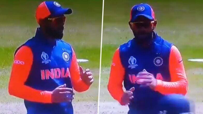 IND vs ENG, ICC CWC 2019: इंग्लंड विरुद्ध विराट कोहली ने मैदानावरच केला 'रोबोटिक डान्स', पहा हा मजेदार व्हिडिओ IND vs ENG, ICC CWC 2019: इंग्लंड विरुद्ध विराट कोहली ने मैदानावरच केला 'रोबोटिक डान्स', पहा हा मजेदार व्हिडिओ