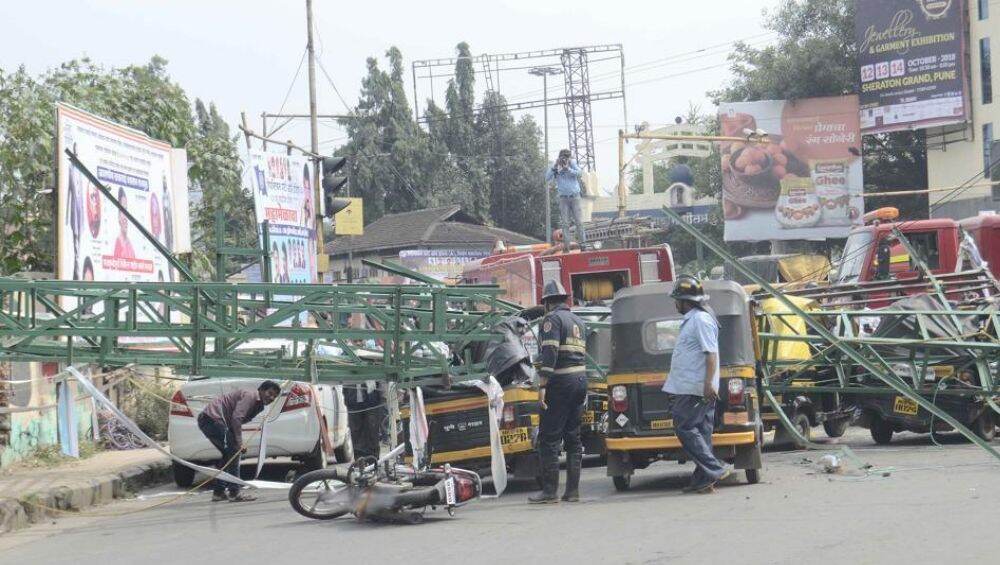 ठाणे: टीएमसीच्या बस स्थानकाजवळ होर्डिंग कोसळले, पावसाळ्यात नागरिकांनी सुरक्षेबाबत सावधानता बाळगण्याचे आवाहन ठाणे: टीएमसीच्या बस स्थानकाजवळ होर्डिंग कोसळले, पावसाळ्यात नागरिकांनी सुरक्षेबाबत सावधानता बाळगण्याचे आवाहन