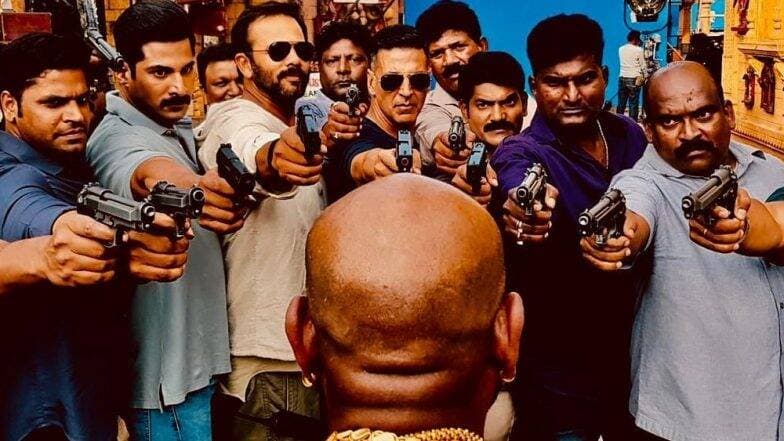 Sooryavanshi: अॅक्शन सीन संपताच अक्षय कुमार ने आपल्या प्रशिक्षकावर रोखली बंदूक, पाहा मजेशीर फोटो Sooryavanshi: अॅक्शन सीन संपताच अक्षय कुमार ने आपल्या प्रशिक्षकावर रोखली बंदूक, पाहा मजेशीर फोटो