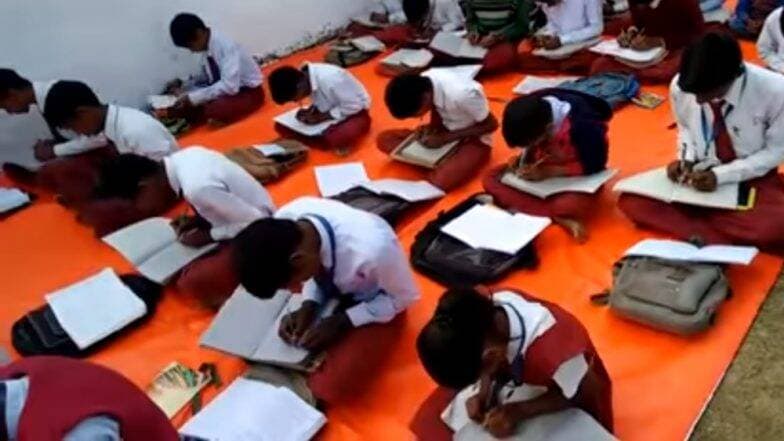 राजस्थान: बारावीच्या पाठयपुस्तकातून सावरकरांच्या नावापुढील 'वीर' पदवी हटवली, अशोक गेहलोत यांच्या सरकारने आणले शैक्षणिक विभागात बदल राजस्थान: बारावीच्या पाठयपुस्तकातून सावरकरांच्या नावापुढील 'वीर' पदवी हटवली, अशोक गेहलोत यांच्या सरकारने आणले शैक्षणिक विभागात बदल