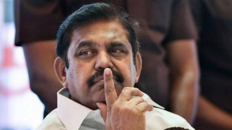 तमिळनाडूचे Edappadi K Palaniswami यांनी राज्यपाल बनवारीलाल पुरोहित यांच्याकडे पाठवला मुख्यमंत्री पदाचा राजीनामा