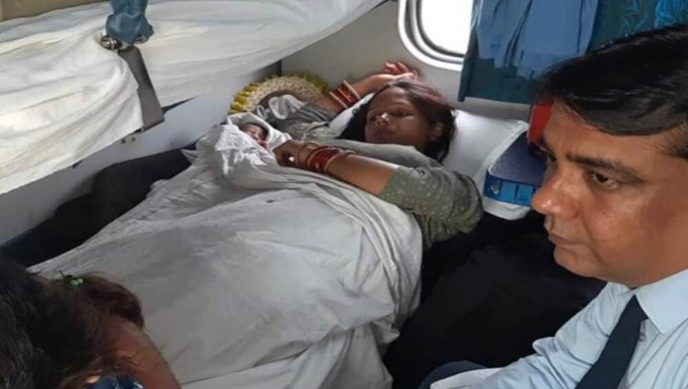 धावत्या ट्रेनमध्ये डॉक्टर मिळेना; TTE ने केली महिलेची सुखरुप प्रसुती धावत्या ट्रेनमध्ये डॉक्टर मिळेना; TTE ने केली महिलेची सुखरुप प्रसुती