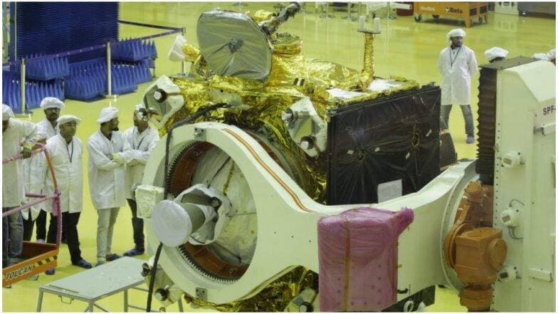 Chandrayaan 2: 'इस्रो' ने दाखवली चंद्रयान-2 ची पहिली झलक, जुलै महिन्यात होणार लॉन्च Chandrayaan 2: 'इस्रो' ने दाखवली चंद्रयान-2 ची पहिली झलक, जुलै महिन्यात होणार लॉन्च