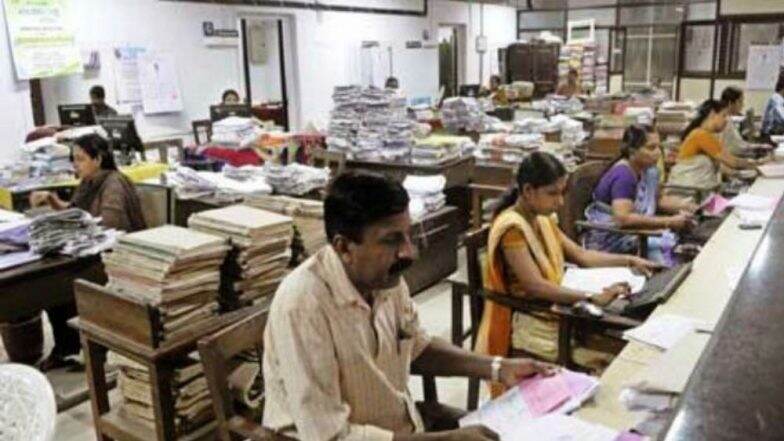 सरकारी कर्माचाऱ्यांनी ऑफिसात सकाळी 9 वाजता हजेरी लावावी, मुख्यमंत्री योगी आदित्यनाथ यांचा आदेश सरकारी कर्माचाऱ्यांनी ऑफिसात सकाळी 9 वाजता हजेरी लावावी, मुख्यमंत्री योगी आदित्यनाथ यांचा आदेश