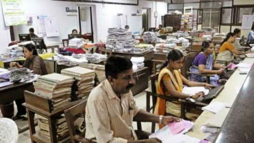 सरकारी कर्माचाऱ्यांनी ऑफिसात सकाळी 9 वाजता हजेरी लावावी, मुख्यमंत्री योगी आदित्यनाथ यांचा आदेश सरकारी कर्माचाऱ्यांनी ऑफिसात सकाळी 9 वाजता हजेरी लावावी, मुख्यमंत्री योगी आदित्यनाथ यांचा आदेश