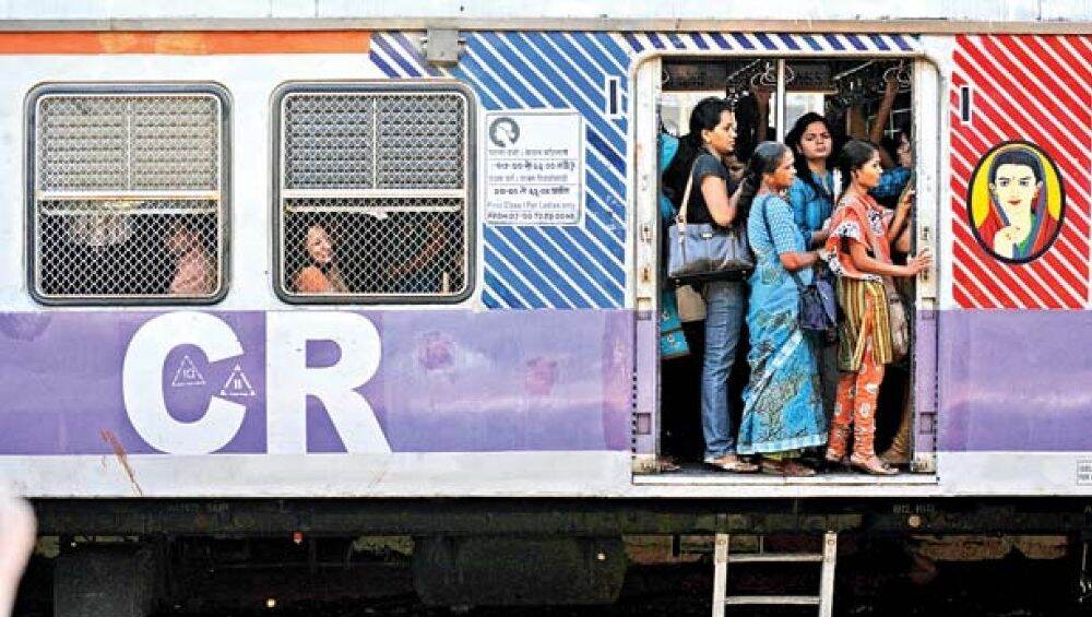 लोकलमध्ये फर्स्ट क्लासच्या डब्यात बसल्याने महिलांमध्ये जुंपली, पोलीस महिलेचा घेतला चावा लोकलमध्ये फर्स्ट क्लासच्या डब्यात बसल्याने महिलांमध्ये जुंपली, पोलीस महिलेचा घेतला चावा