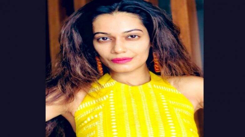शिवाजी महाराज यांच्यावरील वादग्रस्त पोस्टनंतर पायल रोहतगी हिने मागितली माफी (Watch Video) शिवाजी महाराज यांच्यावरील वादग्रस्त पोस्टनंतर पायल रोहतगी हिने मागितली माफी (Watch Video)