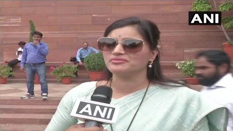 'जय श्री राम' हे नारे संसदेत नको, त्यासाठी मंदिरे आहेत: खासदार नवनीत कौर 'जय श्री राम' हे नारे संसदेत नको, त्यासाठी मंदिरे आहेत: खासदार नवनीत कौर