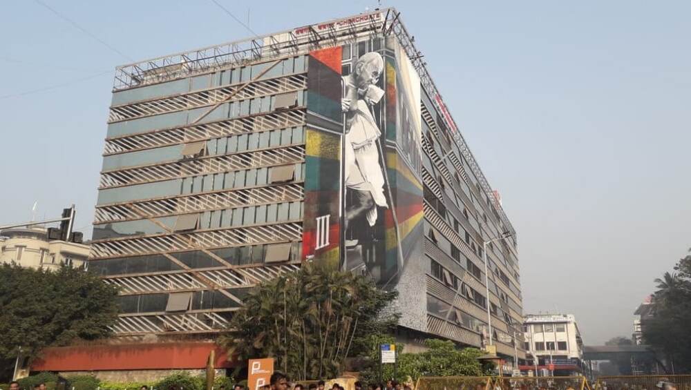 चर्चगेट स्टेशनवरील महात्मा गांधी यांचे 25 लाखाचे चित्र हटवणार चर्चगेट स्टेशनवरील महात्मा गांधी यांचे 25 लाखाचे चित्र हटवणार