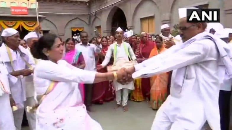 Pandharpur Wari 2019: संत तुकाराम, संत ज्ञानेश्वर महाराजांची पालखी आज पुणे शहरात; वाहतुक पोलिस एका क्लिकवर दाखवणार वाहतुकीमध्ये बदल Pandharpur Wari 2019: संत तुकाराम, संत ज्ञानेश्वर महाराजांची पालखी आज पुणे शहरात; वाहतुक पोलिस एका क्लिकवर दाखवणार वाहतुकीमध्ये बदल