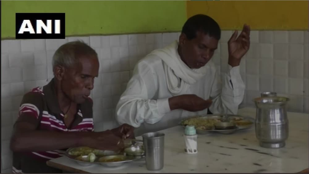 छत्तीसगड येथे अनोखा 'Garbage Cafe' सुरु; प्लास्टिक कचऱ्याच्या बदल्यात मिळणार मोफत नाश्ता, जेवण छत्तीसगड येथे अनोखा 'Garbage Cafe' सुरु; प्लास्टिक कचऱ्याच्या बदल्यात मिळणार मोफत नाश्ता, जेवण