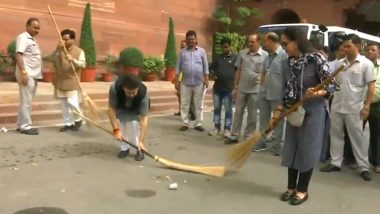 स्वच्छ भारत अभियान अंतर्गत हेमा मालिनी, अनुराग ठाकूर सह भाजपा खासरादांनी केली संसद परिसरात सफाई