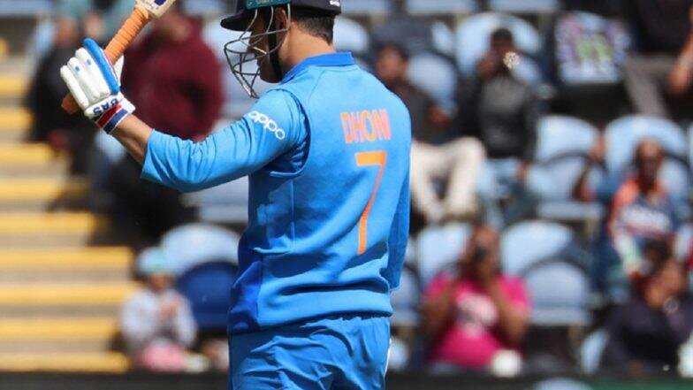 एमएस धोनी याने घेतली निवृत्ती? सोशल मीडियावर #DhoniRetires ट्रेंड झाल्याने चाहत्यांना धक्का, पाहा Tweets एमएस धोनी याने घेतली निवृत्ती? सोशल मीडियावर #DhoniRetires ट्रेंड झाल्याने चाहत्यांना धक्का, पाहा Tweets