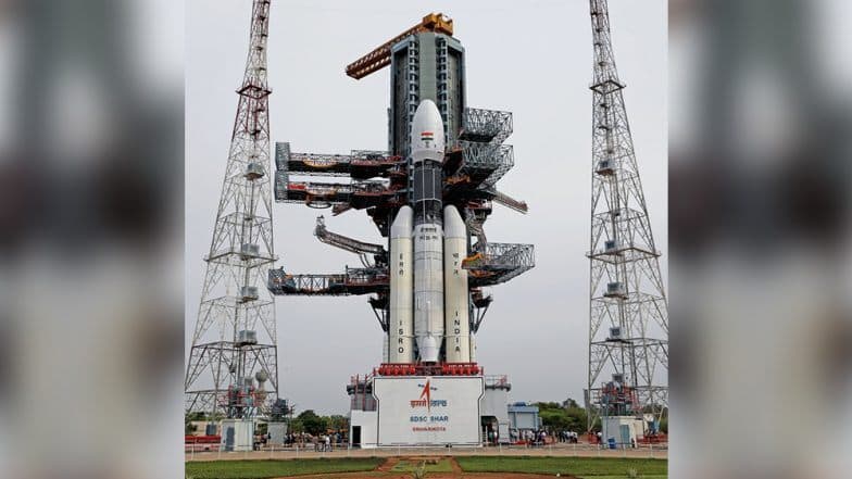 Chandrayaan 2 आज अवकाशात झेपावणार; दुपारी 2.43 मिनिटांनी होणार उड्डाण Chandrayaan 2 आज अवकाशात झेपावणार; दुपारी 2.43 मिनिटांनी होणार उड्डाण
