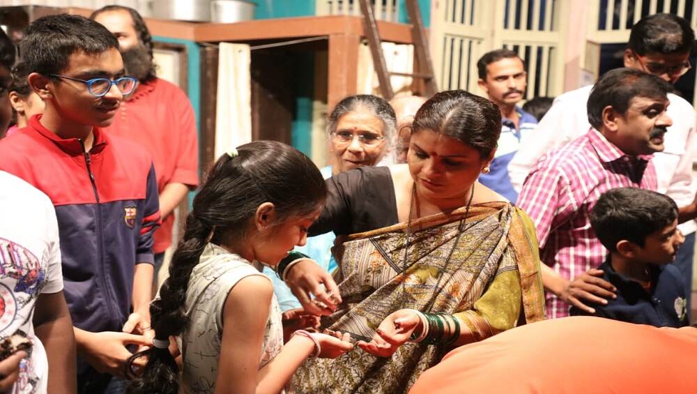 'दहा बाय दहा' नाटकाच्या टीमकडून 25 व्या प्रयोगाचा आनंद प्रेक्षकांसोबत साजरा 'दहा बाय दहा' नाटकाच्या टीमकडून 25 व्या प्रयोगाचा आनंद प्रेक्षकांसोबत साजरा