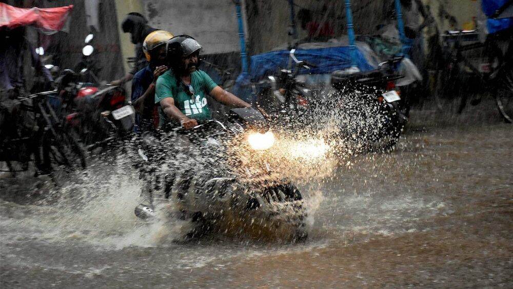 पावसाळ्यात बाईक चालवताना करुन नका 'या' चुका, नाहीतर अपघात होईल पावसाळ्यात बाईक चालवताना करुन नका 'या' चुका, नाहीतर अपघात होईल
