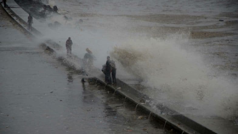 High Tide In Mumbai on 5 August: आज दुपारी 3.05 मिनिटांनी समुद्रात मोठ्या लाटा उसळण्याची शक्यता, मुंबईकरांना सतर्कतेचा इशारा High Tide In Mumbai on 5 August: आज दुपारी 3.05 मिनिटांनी समुद्रात मोठ्या लाटा उसळण्याची शक्यता, मुंबईकरांना सतर्कतेचा इशारा