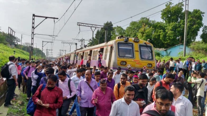 Central Railway Local Updates: तांत्रिक दोषामुळे रखडलेल्या मध्य रेल्वे ची मुंबईकरांना विशेष सेवा; गर्दी टाळण्यासाठी पर्यायी बस आणि रेल्वे सेवा Central Railway Local Updates: तांत्रिक दोषामुळे रखडलेल्या मध्य रेल्वे ची मुंबईकरांना विशेष सेवा; गर्दी टाळण्यासाठी पर्यायी बस आणि रेल्वे सेवा