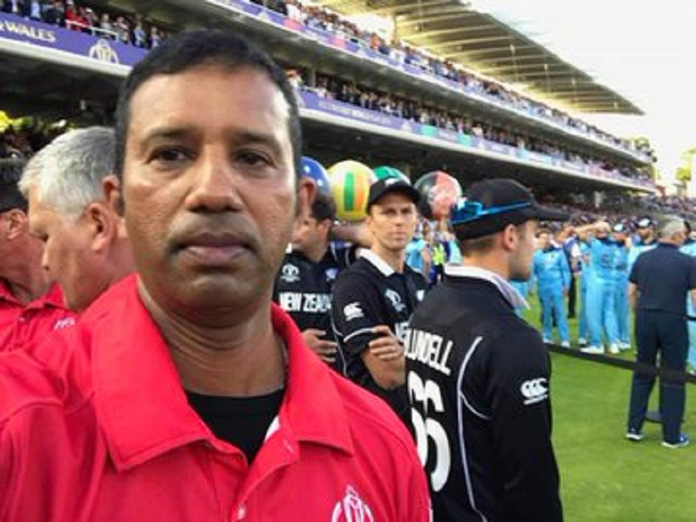 World Cup Final अंपायर कुमार धर्मसेनांनी स्वीकारली ओव्हर थ्रो निर्णयाची चूक