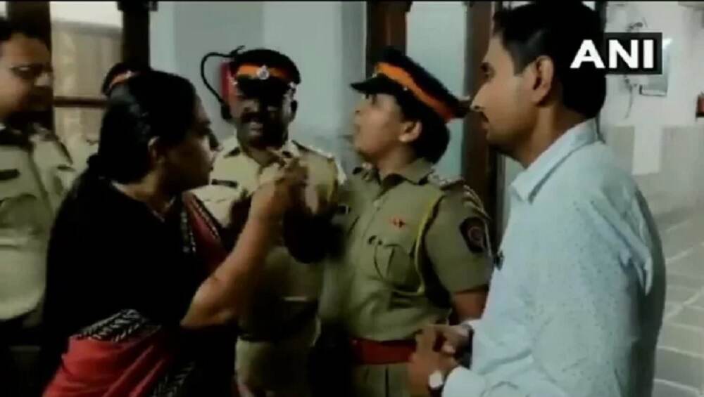 Videos: काँग्रेस कार्याध्यक्ष यशोमती ठाकूर यांचा पोलिसांसोबत राडा; मुंबईच्या सेंट जॉर्ज हॉस्पिटल येथील घटना Videos: काँग्रेस कार्याध्यक्ष यशोमती ठाकूर यांचा पोलिसांसोबत राडा; मुंबईच्या सेंट जॉर्ज हॉस्पिटल येथील घटना