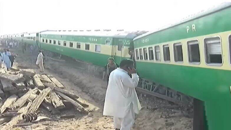 Pakistan train crash: पाकिस्तानात रेल्वेची समोरासमोर धडक; 11 ठार, 60 गंभीर जखमी Pakistan train crash: पाकिस्तानात रेल्वेची समोरासमोर धडक; 11 ठार, 60 गंभीर जखमी
